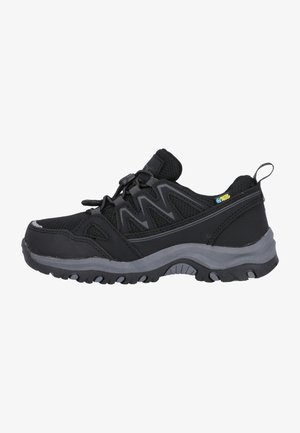 Zwarte sportschoenen met een bovenwerk van mesh, grijze accenten, een robuuste gekartelde zool en een togglesysteem voor de veters voor een veilige pasvorm.