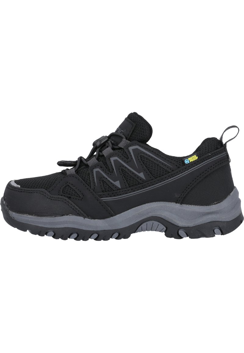 Baskets de sport noires avec une tige en maille, accents gris, semelle texturée robuste et un système de laçage à tirette pour un ajustement sécurisé.
