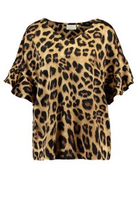 Blouse en imprimé léopard avec une finition satinée, dotée de manches courtes froncées et d'un décolleté en V. Les couleurs dominantes sont l'or et le noir.