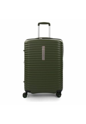 Valigia rigida verde scuro con scanalature orizzontali, manico retrattile, quattro ruote girevoli e pannello verticale con logo al centro.