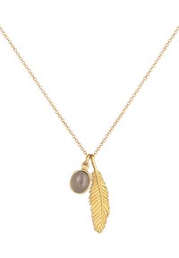 Guldtonet halskæde med et bladlef pendentiv og en grå oval sten, hængende fra en delikat kæde. Den teksturerede bladdetalje forbedrer designet.