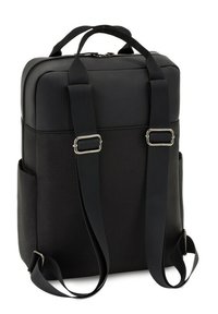 Czarny prostokątny plecak z regulowanymi paskami na ramiona, górnymi uchwytami i bocznymi kieszeniami, widziany od tyłu na białym tle.