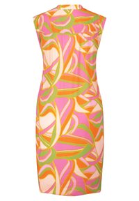 Robe sans manches, longueur genou, avec un motif abstrait coloré dans les tons rose, orange, vert et crème, vue de dos.