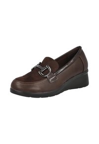 Zapato marrón de cuero sin cordones con tacón cuña, acentos de ante y un detalle de hebilla metálica en la parte delantera. Textura suave en general.