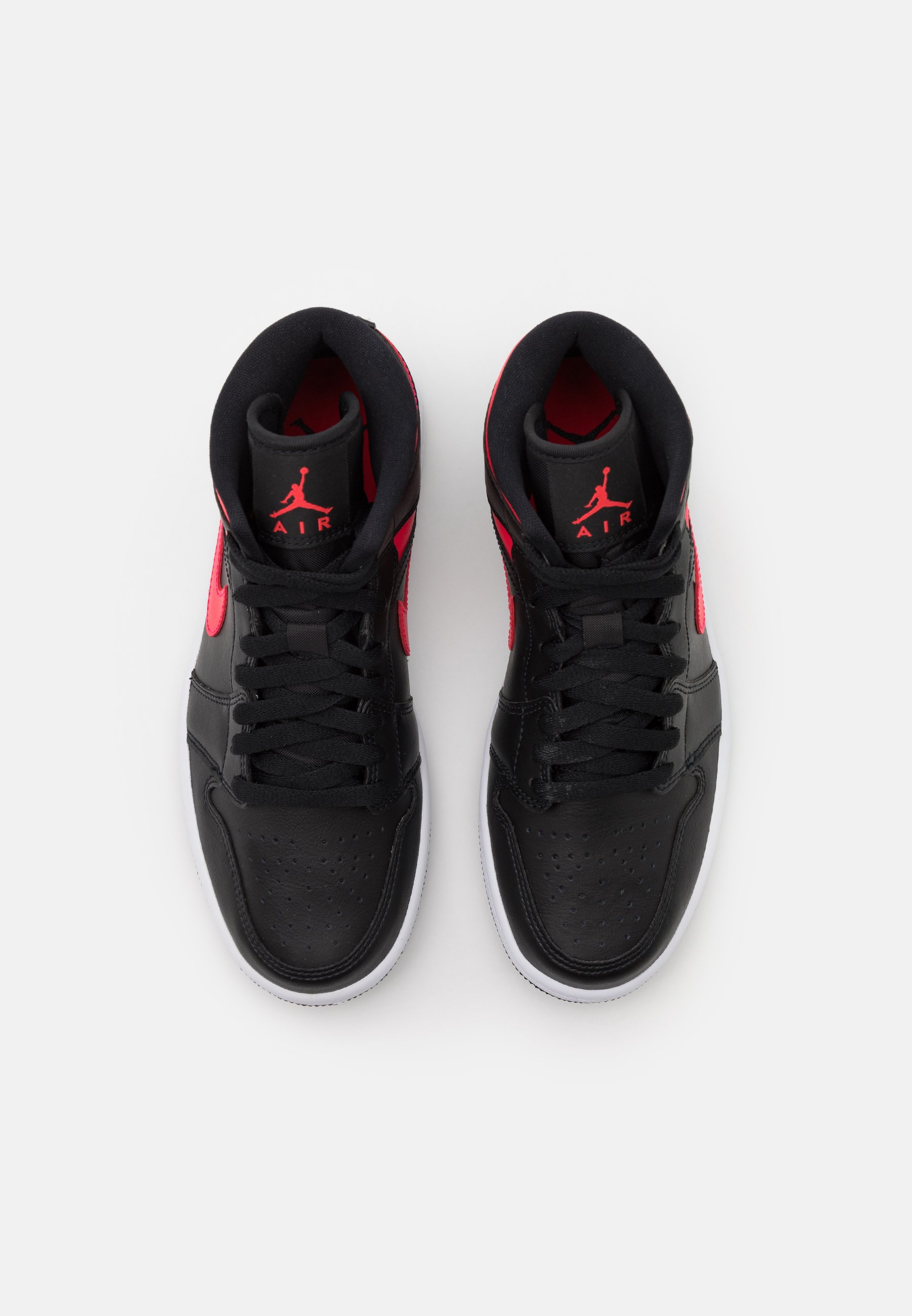 basket rouge et noir jordan