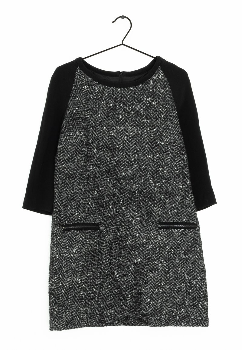 Robe en twill noir et gris avec des manches trois-quarts, motif en chevrons, poches zippées et un col rond.
