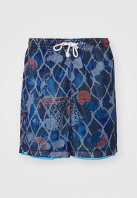 Un short de bain bleu marine arbore un motif géométrique avec des accents rouges et bleu clair, une taille élastique, un cordon de serrage et une bordure unie bleue à l'ourlet.