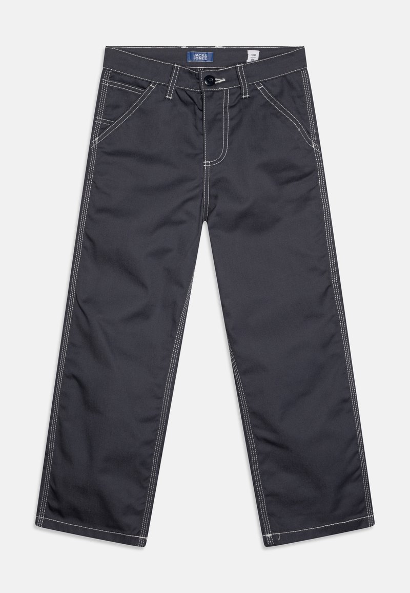 Pantaloni grigio scuro con cuciture bianche visibili, dotati di tasche laterali e chiusura a bottone in vita. Design con fronte piatto.