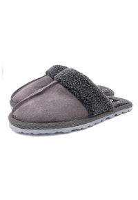 Chaussons en suede gris avec une bande en fourrure grise texturée et une semelle en caoutchouc gris solide, présentant une forme ronde et un intérieur rembourré.