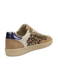 Zapatillas de leopardo con acentos en ante beige y cuero crema agrietado. Presentan un talón brillante en navy y cordones crema. Suela de goma.