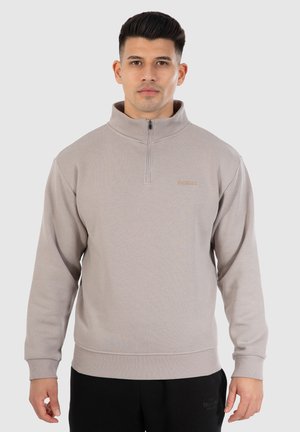 Hellgrauer Reißverschluss-(Kapuzensweatshirt) mit hohem Kragen, gerippten Bündchen und Saum. Besitzt ein kleines Logo auf der linken Brust. Weiche Stricktextur.