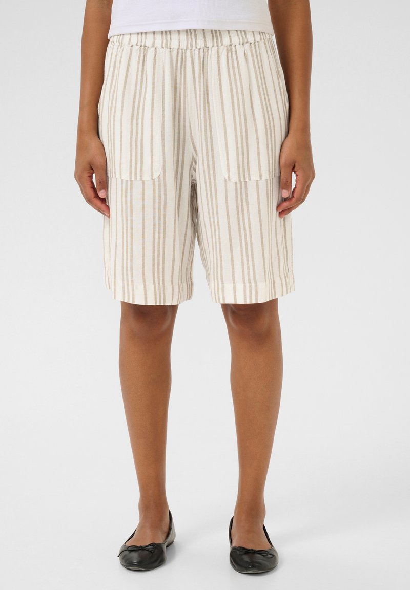 Shorts légers rayés en beige et crème, avec une taille élastique et deux poches avant, offrant une coupe décontractée et une longueur aux genoux.