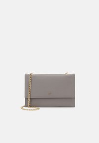 Bolso de mano de cuero sintético gris con un diseño estructurado, cadena dorada y una textura sutilmente estampada en la superficie.