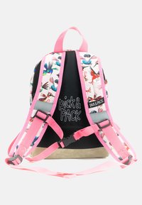 Patroonrugzak met een roze rand, voorzien van levendige vogelontwerpen, zwarte gaasachterkant en grijze hardwareaccenten.
