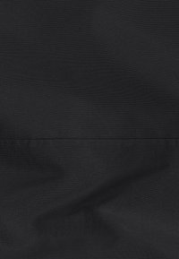 Schwarzer Stoff mit sichtbarer horizontaler Naht und subtilen Texturdetails, die leichte Falten und Schatten zeigen.