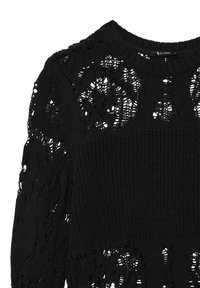 Schwarzer Strickpullover mit lockeren, spitzenartigen Mustern an den Ärmeln und unteren Abschnitten. Mit rundem Halsausschnitt und strukturiertem Körper.