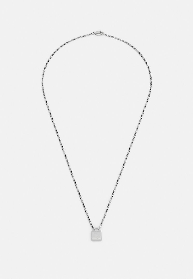 Collana di catena d'argento con pendente quadrato. La catena presenta un design testurizzato, mentre il pendente ha una superficie liscia e lucida.