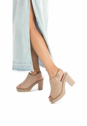 Sandalias con plataforma beige main image 0
