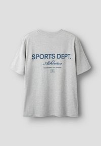 Lys grå bomulds t-shirt med korte ærmer, der har et marineblåt trykt design på ryggen, som inkluderer "SPORTS DEPT." og "Athletics."