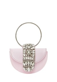Rose pink læderhandtaske med metal cirkulært håndtag, udsmykket med en flap prydet med juveler, der har forskellige klare, glitrende sten.