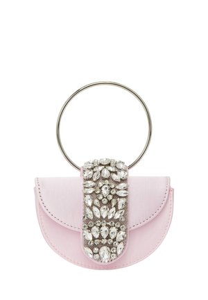 Roze leren handtas met een metalen, ronde handgreep, versierd met een flap die bedekt is met juwelen, voorzien van verschillende heldere, sprankelende stenen.