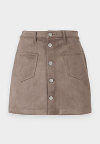 Bruine suède mini rok met een knoopsluiting aan de voorkant en twee zijzakken. Heeft een getailleerde pasvorm en eenvoudige stikdetails.