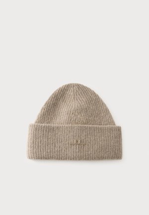 Bonnet en maille côtelée beige avec bord replié et petit logo centré à l'avant.