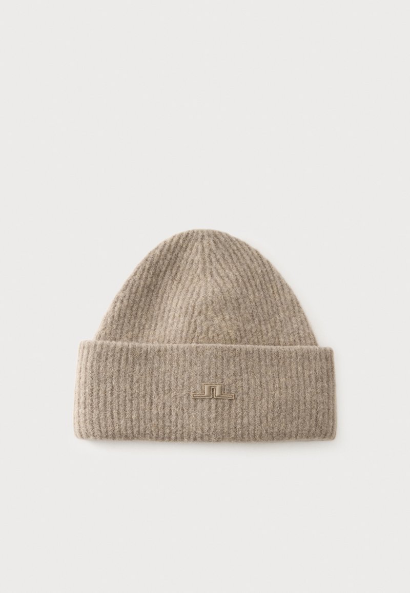 Bonnet en maille côtelée beige avec bord replié et petit logo centré à l'avant.