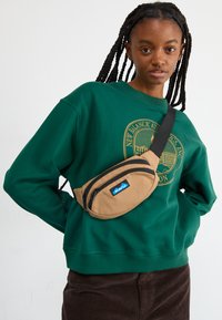 New Balance ATHLETICS CREST CREW - Mikina - nightwatch green