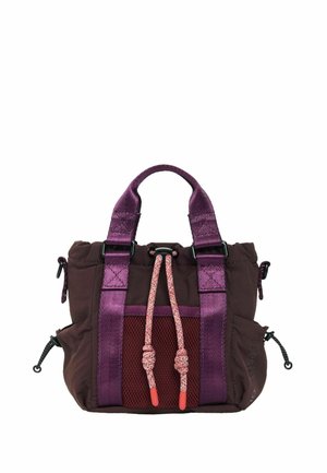 Kleine donkerpaarse tas met twee korte handvatten, voorvak van gaas, decoratieve koordtreklinten en zijzakken met rits.