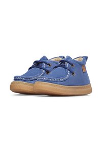 Scarpe per bambini in suede blu con suole in gomma, cuciture bianche e dettagli marroni. Presentano lacci e un design alto.