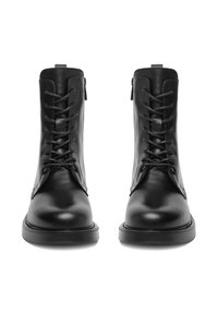 Paar schwarzer Leder-Schnürstiefel mit rund zulaufenden Zehen und flachen Gummisohlen, von vorne auf weißem Hintergrund gezeigt.