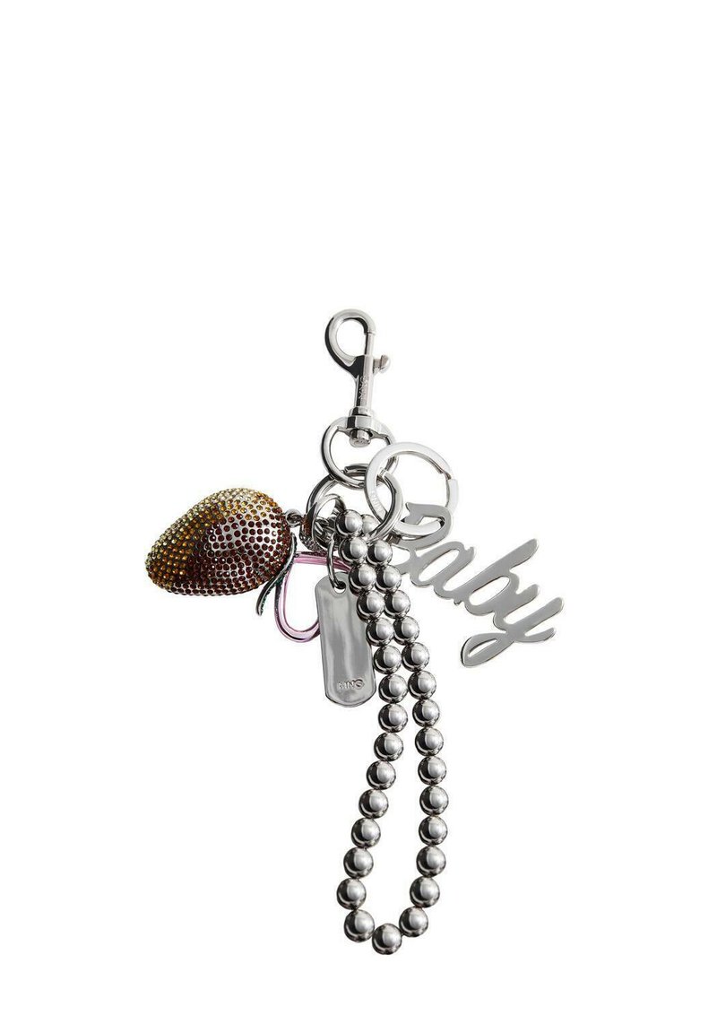  porte-clés en métal avec un charme en forme de fraise ornée de perles marron, une chaîne en argent et une étiquette gravée avec "Bébé" en police cursive.