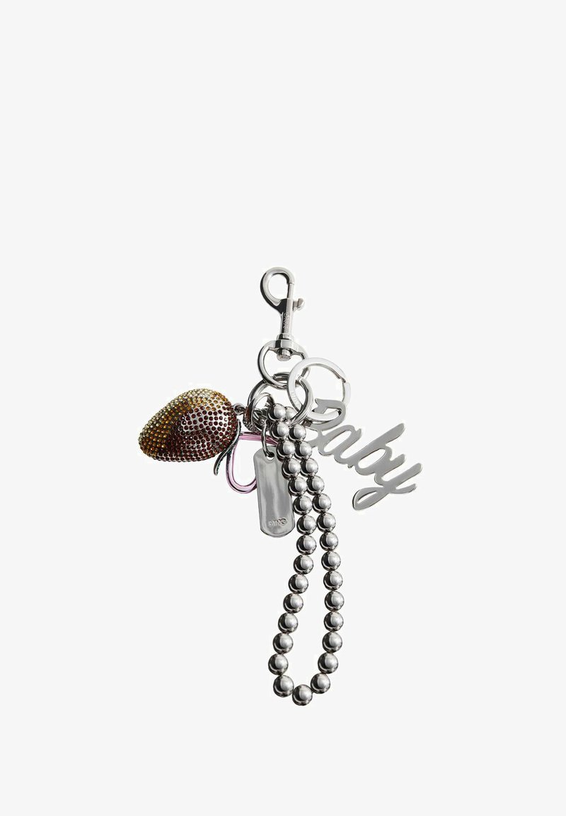 porte-clés en métal avec un charme en forme de fraise ornée de perles marron, une chaîne en argent et une étiquette gravée avec "Bébé" en police cursive.