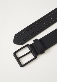 Ceinture en cuir noire avec une finition texturée, boucle en métal rectangulaire et rivets ronds espacés uniformément le long de la sangle.