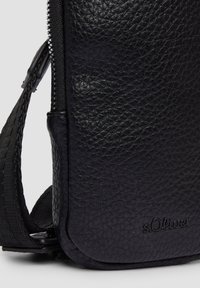 Schwarze Ledertasche für die Schulter mit strukturiertem Finish, ausgestattet mit einem Reißverschluss und einem kleinen Logo. Enthält einen verstellbaren Gurt für mehr Komfort.