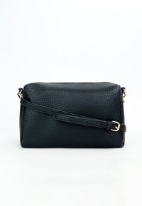 Čierna kožená crossbody taška s textúrovaným povrchom, obdĺžnikovým tvarom, nastaviteľným popruhom a akcentom v zlatej farbe na pracke.