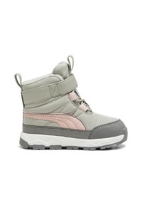Lichtgrijze winterboot met roze accenten, gestructureerde synthetische bovenkant, fleece voering, verstelbare band en robuuste zwarte rubberen zool.