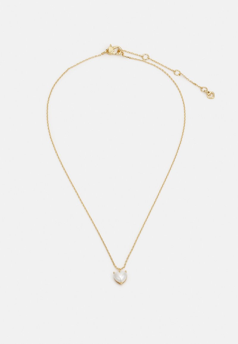 Zelta krāsas kaklarota ar smalku ķēdīti un sirds formā veidotu pērli, kurai ir gluda virsma un noapaļotas malas.