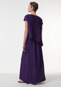 Paarse maxi-jurk met een losse pasvorm, korte mouwen, textuurstof met een chevronpatroon en een vloeiende silhouet.