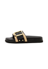 Sandalo slide nero con una fibbia dorata sovradimensionata, accentuato da paglia intrecciata, cinturino nero texturizzato e suola piatta in gomma.