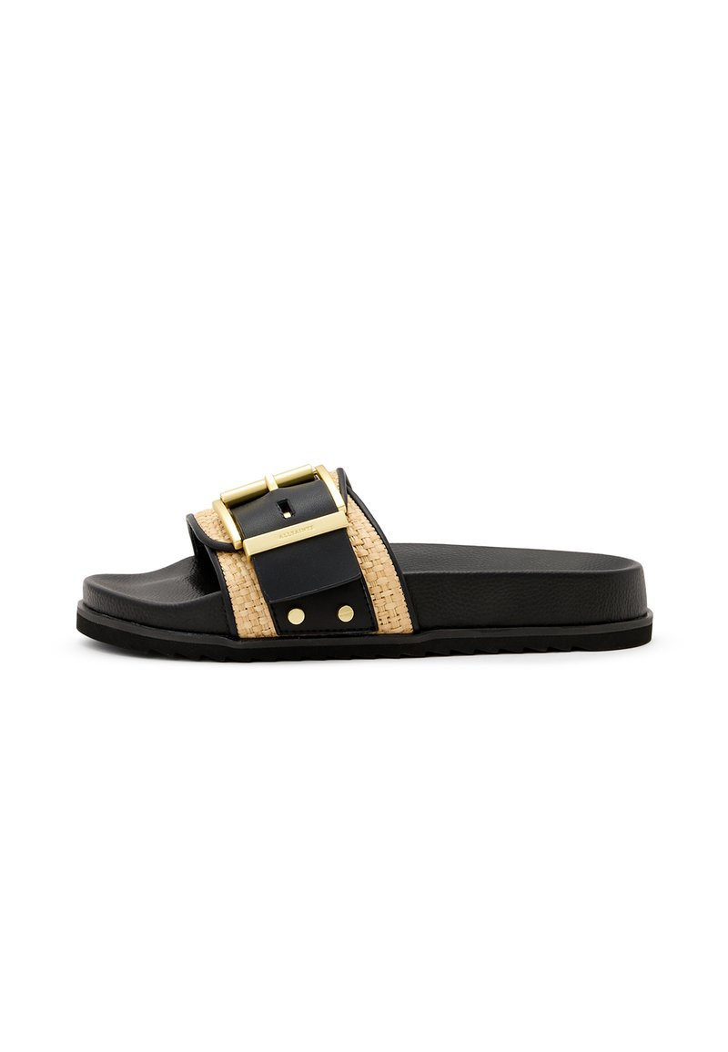 Sandalo slide nero con una fibbia dorata sovradimensionata, accentuato da paglia intrecciata, cinturino nero texturizzato e suola piatta in gomma.