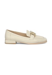 Les mocassins en cuir beige présentent une accent en m�étal doré à l'avant et un petit talon carré, avec une texture lisse et un design à bout rond.