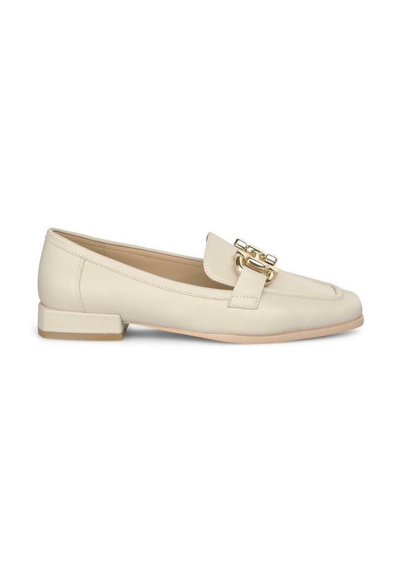 Les mocassins en cuir beige présentent une accent en métal doré à l'avant et un petit talon carré, avec une texture lisse et un design à bout rond.
