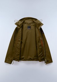 Ανοικτό χακί jacket με κουκούλα, ορατή εσωτερική ετικέτα, πλαϊνή τσέπη με φερμουάρ, κορδόνια στο τελείωμα και επιγραφή στο αριστερό μανίκι.