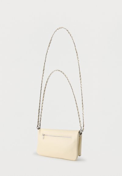 Krémová kožená kabelka do ruky so strieborným retiazkovým popruhom, vybavená predným vreckom so zipsom a hladkým, textúrovaným povrchom.