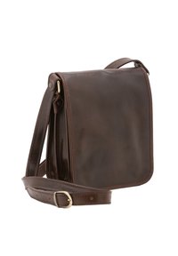 Borsetta a tracolla in pelle marrone con chiusura a pattina, tracolla regolabile, texture liscia e design minimalista. Presenta cuciture e accenti in metallo.