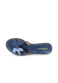 Sandal in pelle blu a infilare con un design curvo, caratterizzato da due sezioni tagliate e dettagli in tonalità marrone. Sottile cucitura lungo la suola.