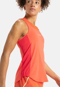 Orangenes Sporttanktop mit kontrastierendem Seitenpanel, runder Halslinie und Logo. Hergestellt aus texturiertem, atmungsaktivem Stoff.