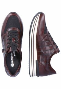 Remonte Sneakers laag - cerise schwarz